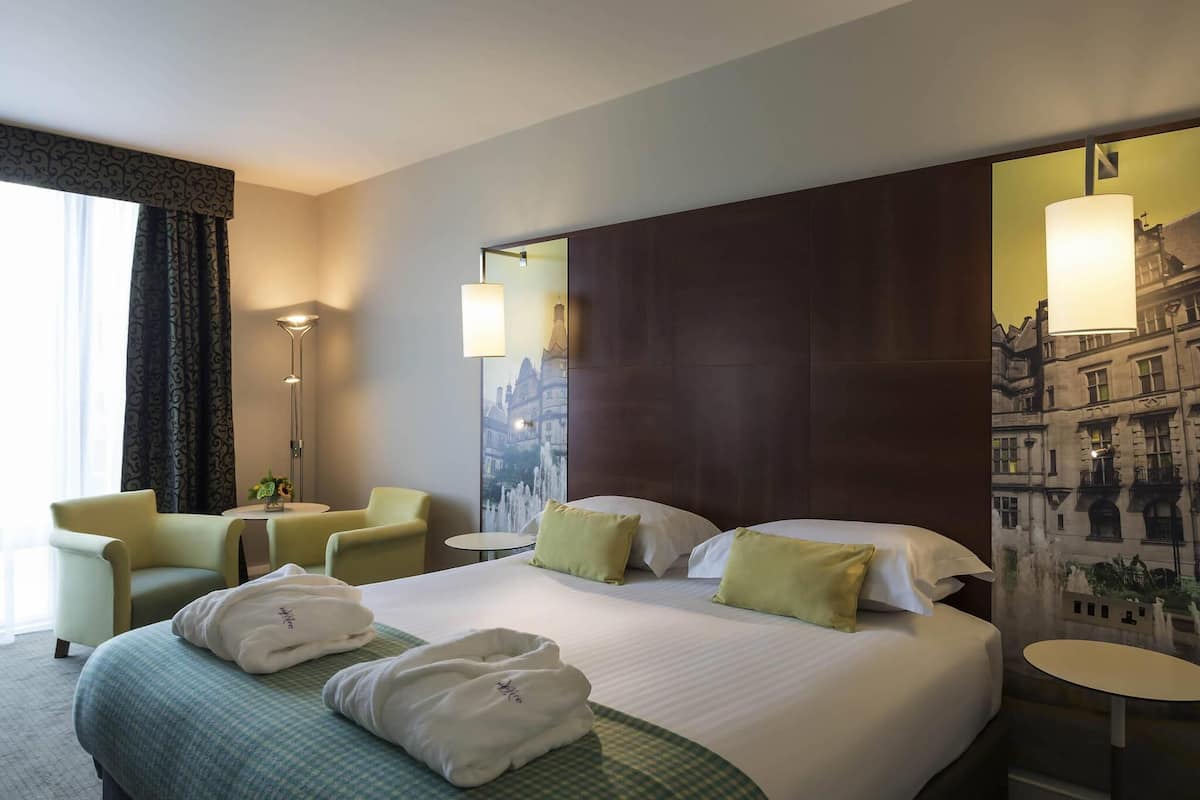 Privilege, Room | In-room safe, desk, blackout drapes, iron/ironing board