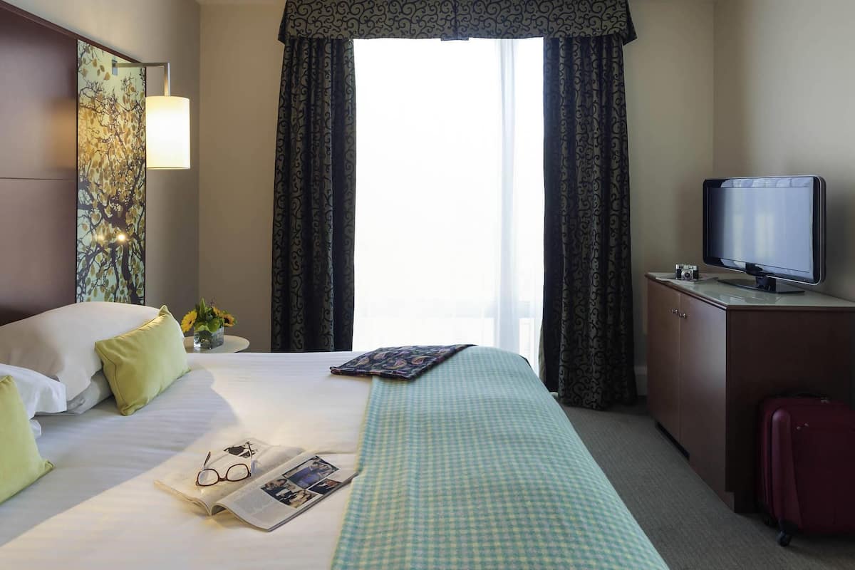 Classic Twin Room, 1 Double Bed | In-room safe, desk, blackout curtains, iron/ironing board