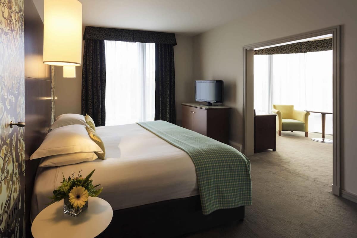 Junior Suite, 1 King Bed, Non Smoking | In-room safe, desk, blackout curtains, iron/ironing board