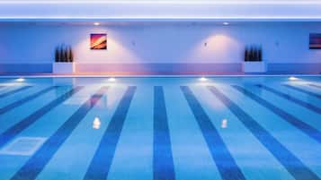 Piscina interna, espreguiçadeiras