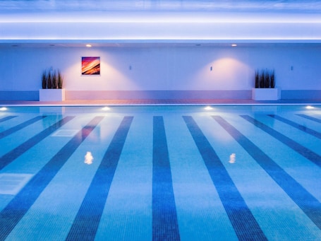 Indoor pool, sun loungers