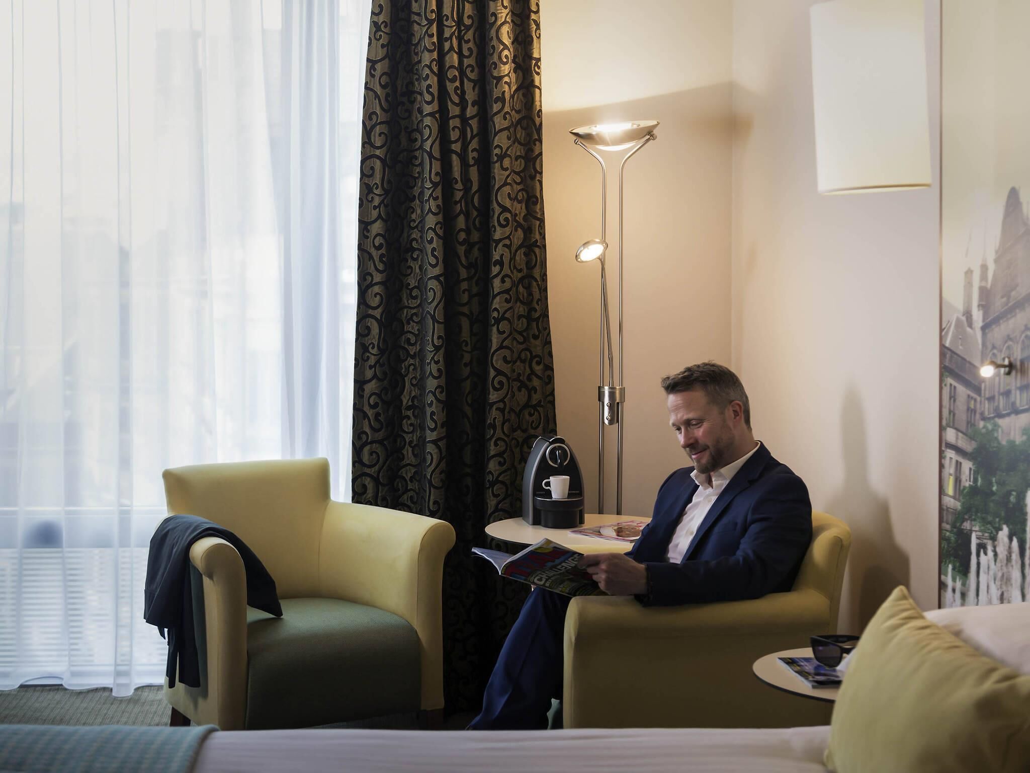 Coffre-fort, bureau, rideaux d’obscurcissement