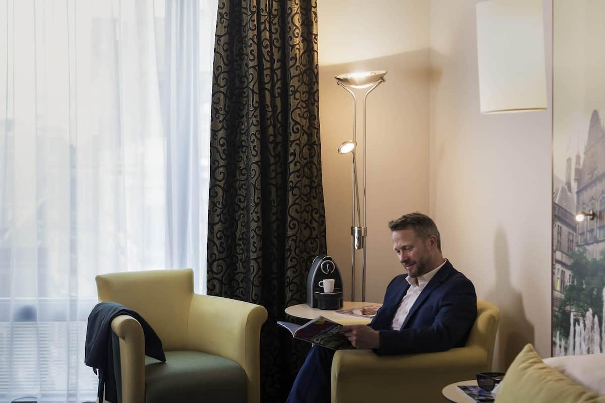 Coffre-fort, bureau, rideaux dâobscurcissement