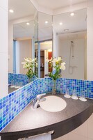 Duş, çevre dostu banyo/kozmetik ürünleri, saç kurutma makinesi, havlu 