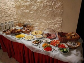 Free daily buffet breakfast