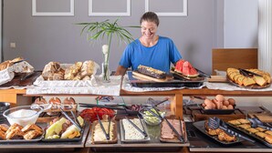 Una mesa de buffet con diferentes alimentos y utensilios.