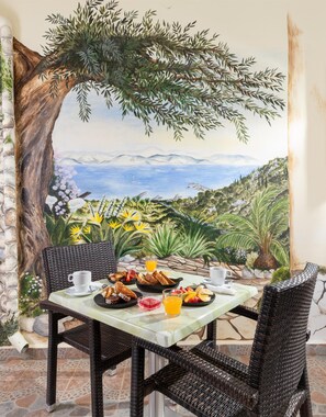 Desayuno buffet diario (EUR 18 por persona)