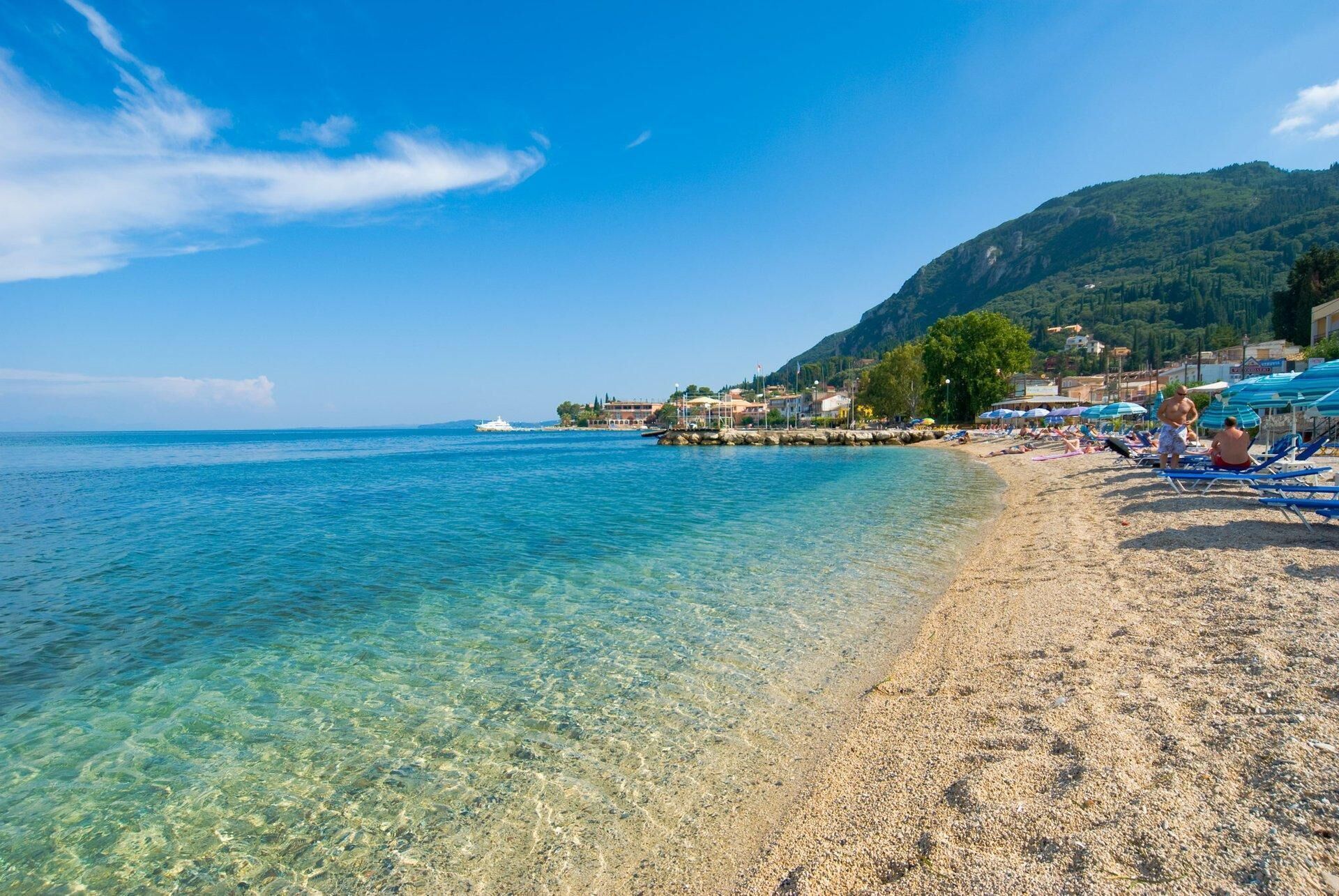 In Strandnähe, Liegestühle, Sonnenschirme