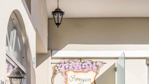 Una escalera con un cartel que dice 'Reception' que lleva a una puerta de cristal.