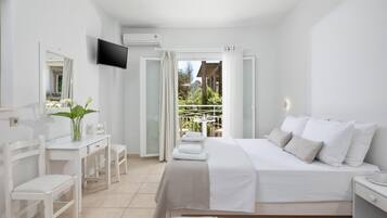 Estudio Confort, balcón | Minibar, caja de seguridad en la habitación y escritorio