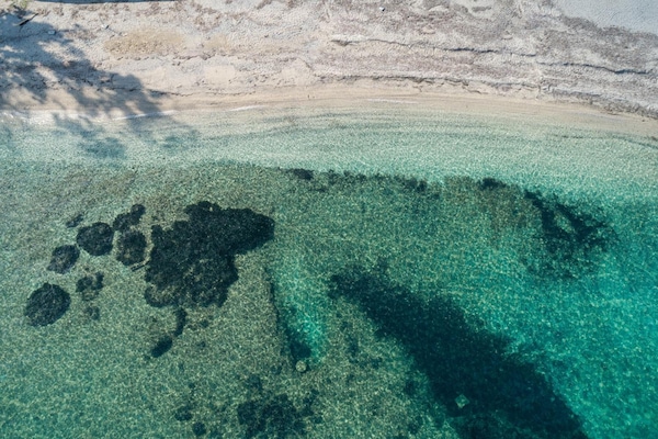 NĂ€ra stranden, solstolar och parasoller