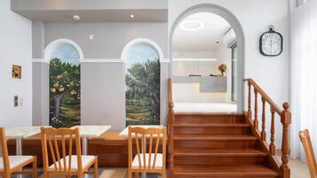 Sarapan bufet setiap hari (EUR 18 seorang)