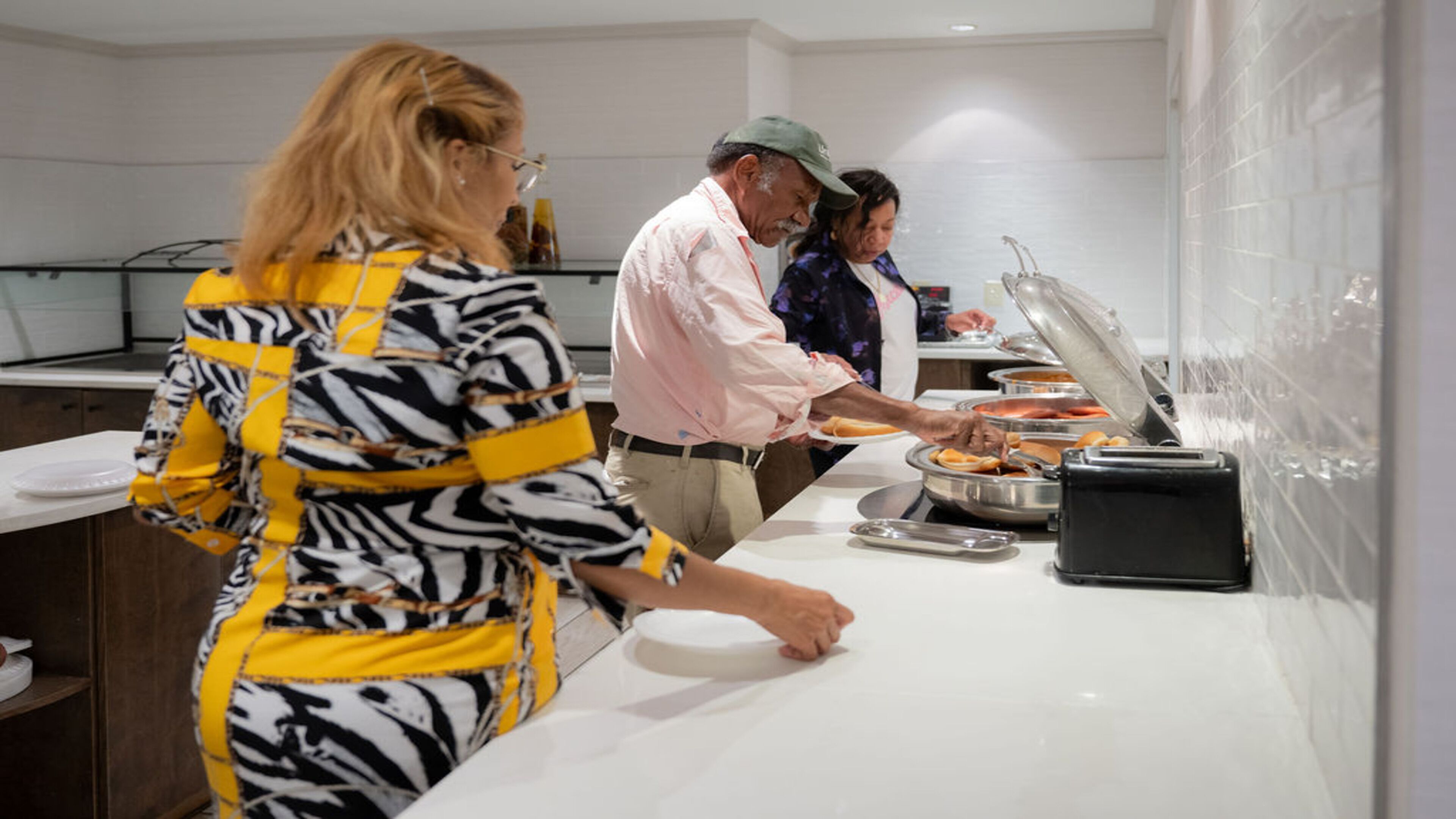 Un buffet avec plusieurs présentoirs de nourriture et un comptoir où les convives peuvent se servir eux-mêmes.