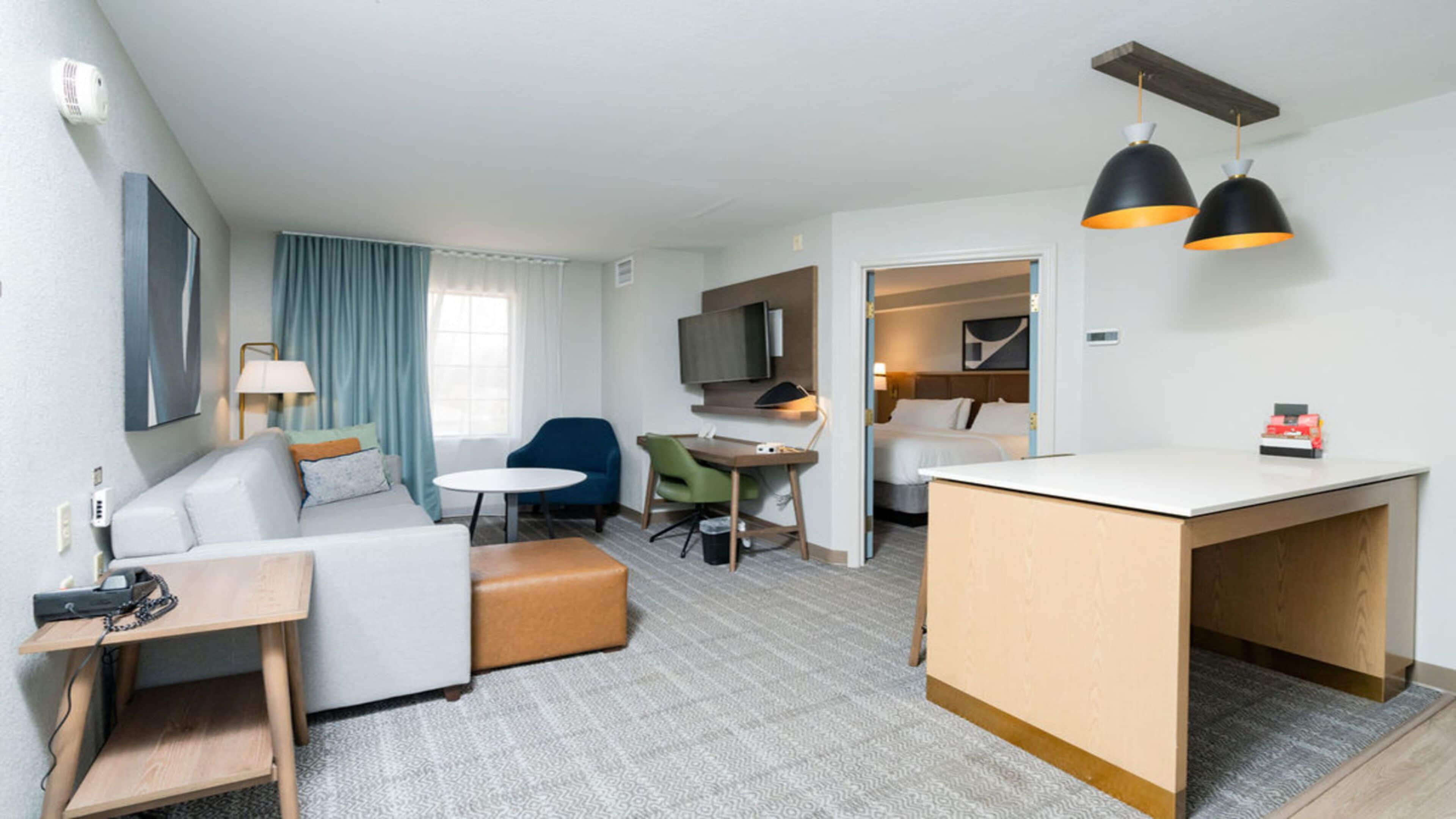 ルーム 2 ベッドルーム キッチン (Living & Dining Room) | リビング エリア | 47 インチの薄型テレビ (ケーブル放送視聴可)、テレビ