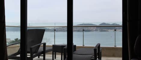 Sviitti | Minibaari, tallelokero huoneessa, työpöytä, äänieristys