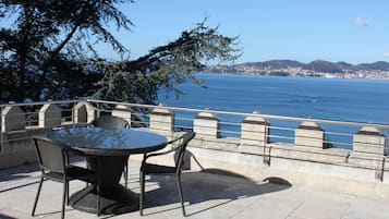 Στην παραλία, λευκή άμμος, πετσέτες θαλάσσης