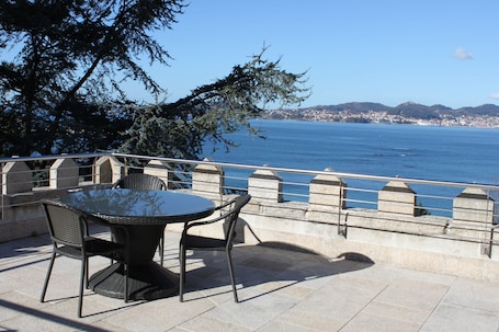 En la playa, arena blanca, toallas de playa. Pazo Los Escudos Hotel And Spa Resort