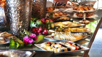 Dagelijks ontbijtbuffet (EUR 21.50 per persoon)