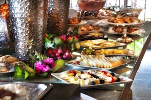 Daily buffet breakfast (EUR 21.50 per person)