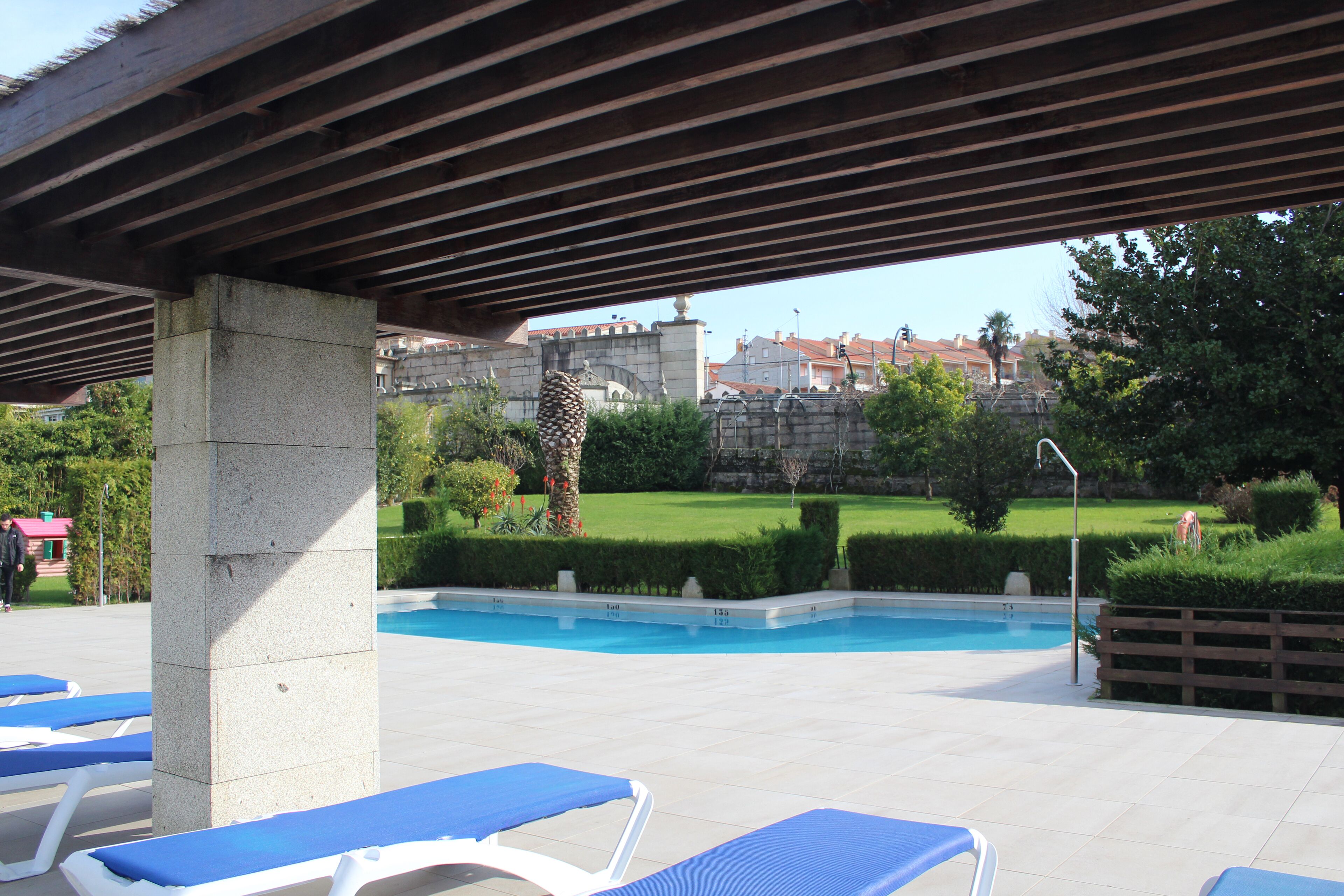 Kolam renang terbuka bermusim 