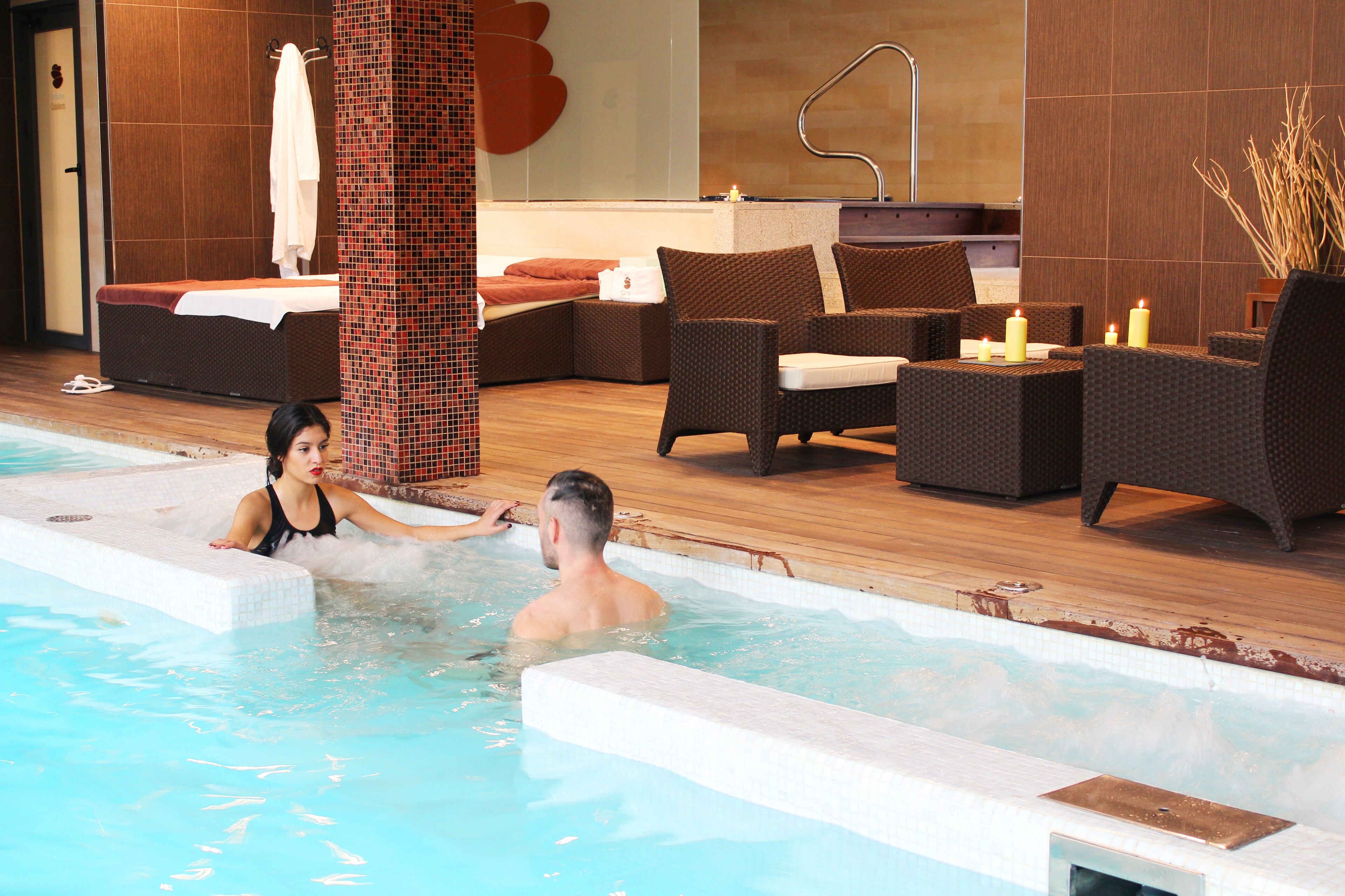 Zona de piscina con sillones de descanso y un espacio para sentarse.