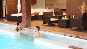 Zona de piscina con sillones de descanso y un espacio para sentarse.
