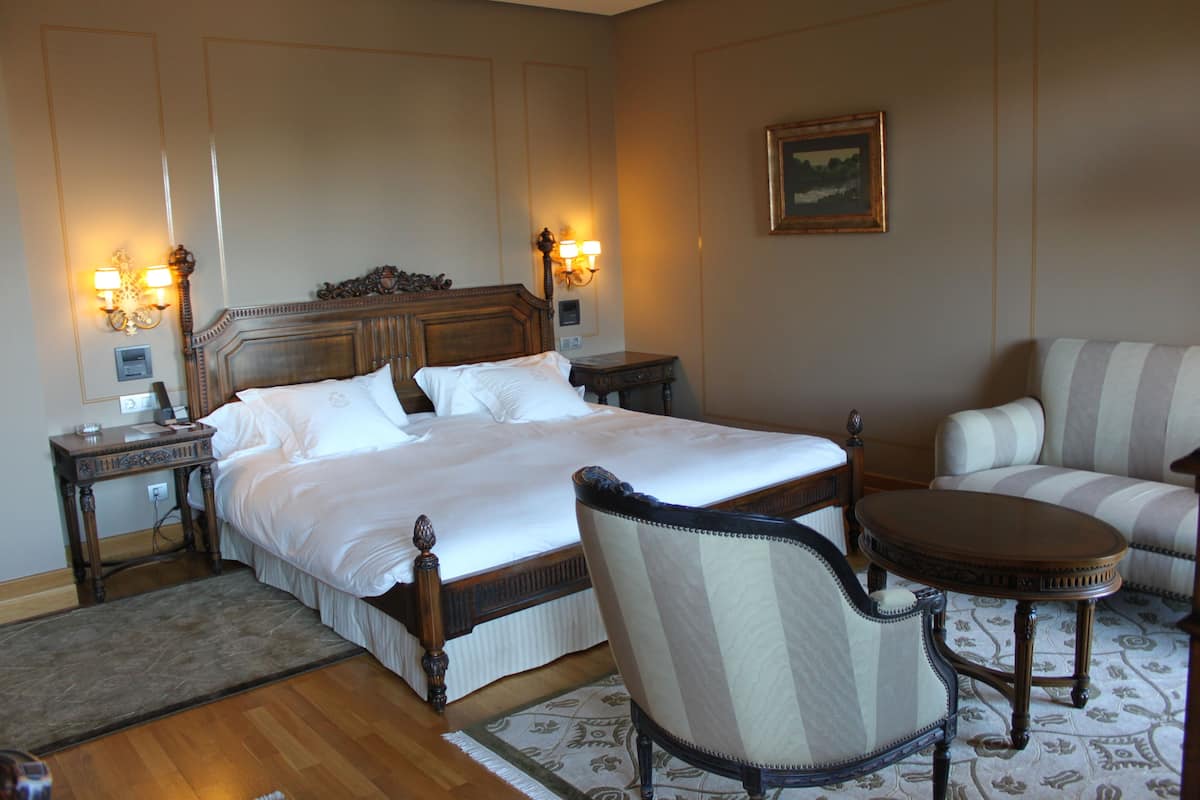 Superior Single Room, Sea View | Minibar, in-room safe, desk, soundproofing