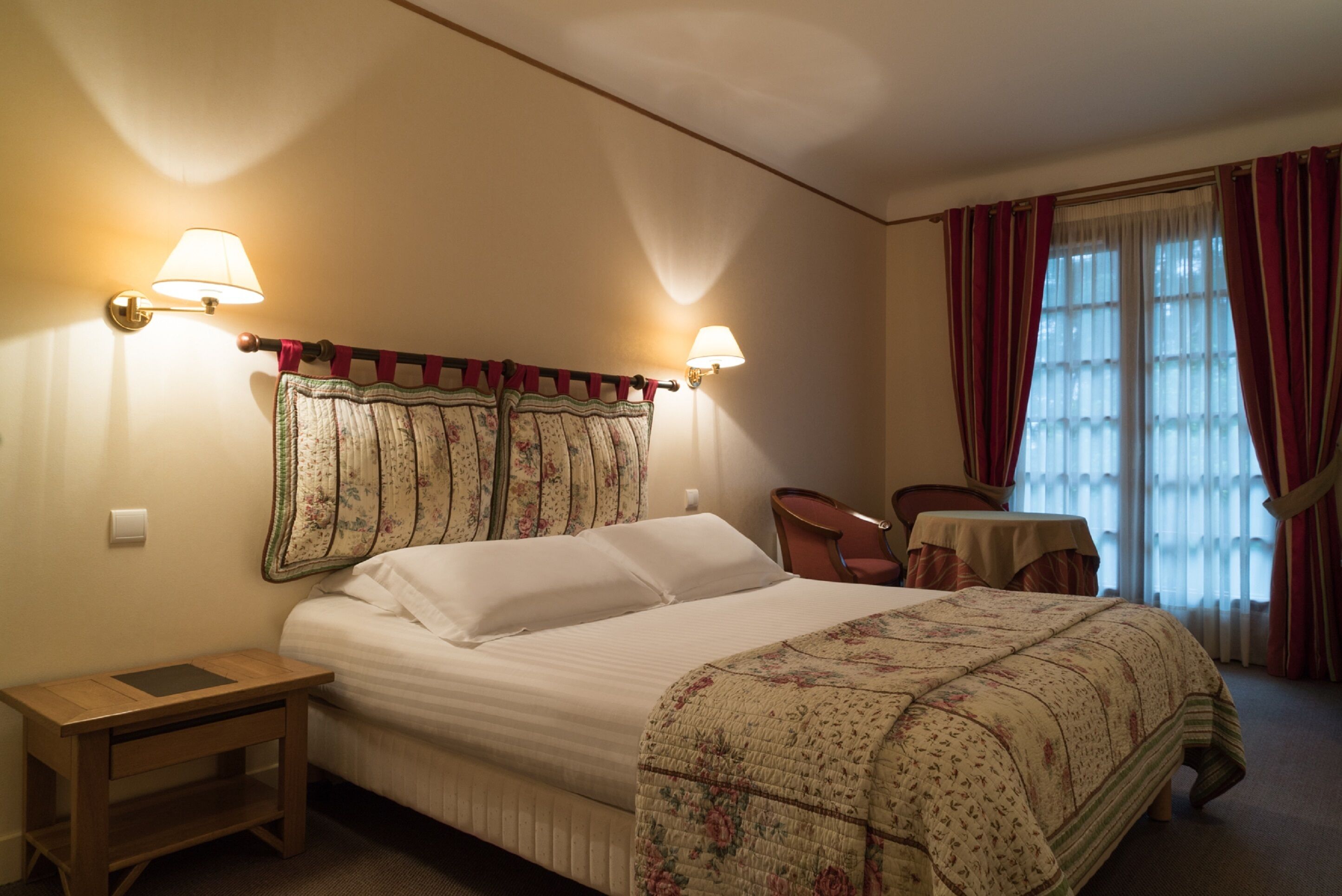 traditional double room | minibar, desk, soundproofing, free wifi