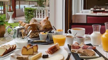 Frukostbuffé varje dag (EUR 14 per person)