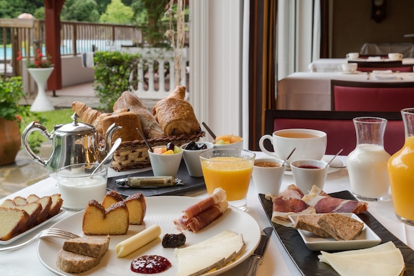Colazione a buffet, servita tutte le mattine (14 EUR a persona)