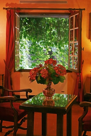 Lobby lounge