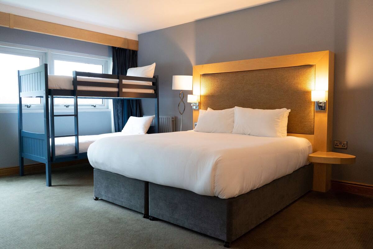 hypo-allergenic bedding, in-room safe, desk, blackout curtains