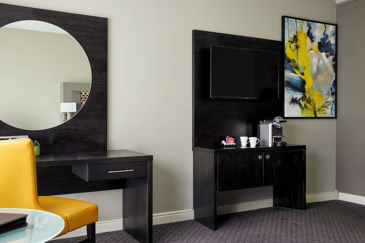 Habitación superior | Ropa de cama hipoalergénica, caja fuerte, escritorio y cortinas opacas
