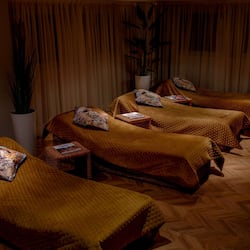 Salas de tratamiento para parejas, una bañera de hidromasaje