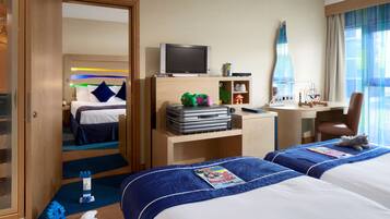 Hypo-allergenic bedding, in-room safe, desk, blackout drapes