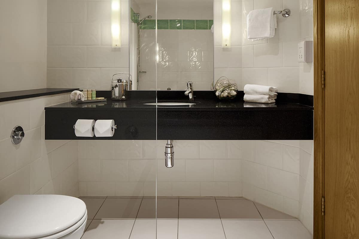 Combined shower/bathtub, designer toiletries, hair dryer, towels