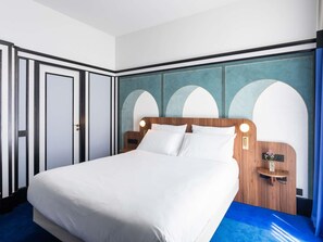 Habitación clásica, 1 cama matrimonial | Minibar, caja de seguridad en la habitación y escritorio 