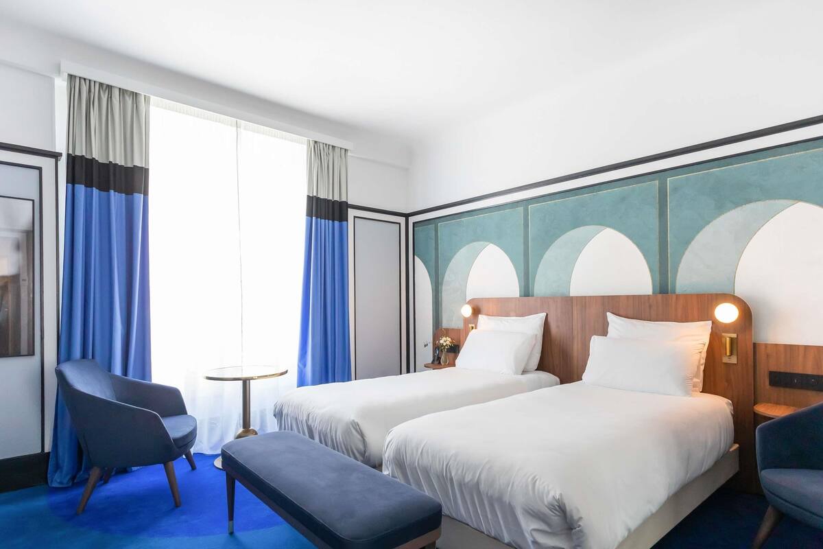 Habitación superior, habitaciones conectadas | Minibar, caja de seguridad en la habitación y escritorio