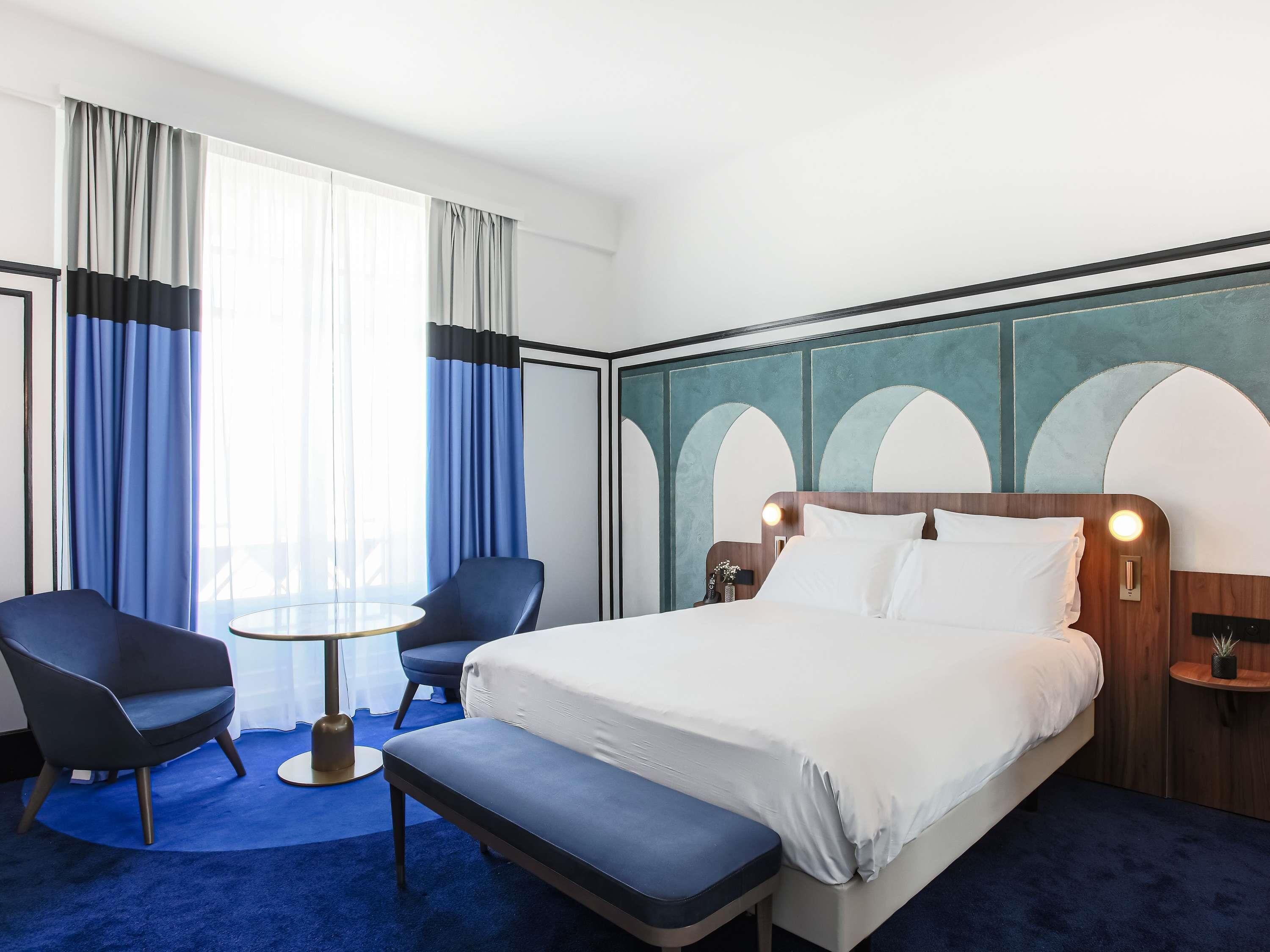 迷你吧、客房内保险箱、办公桌、遮光窗帘