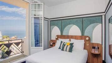 Chambre Deluxe, 1 lit double, vue océan | Minibar, coffres-forts dans les chambres, bureau, rideaux occultants