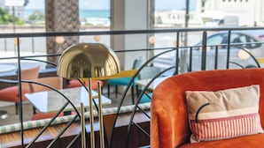 Een modern interieur met uitzicht op de oceaan.