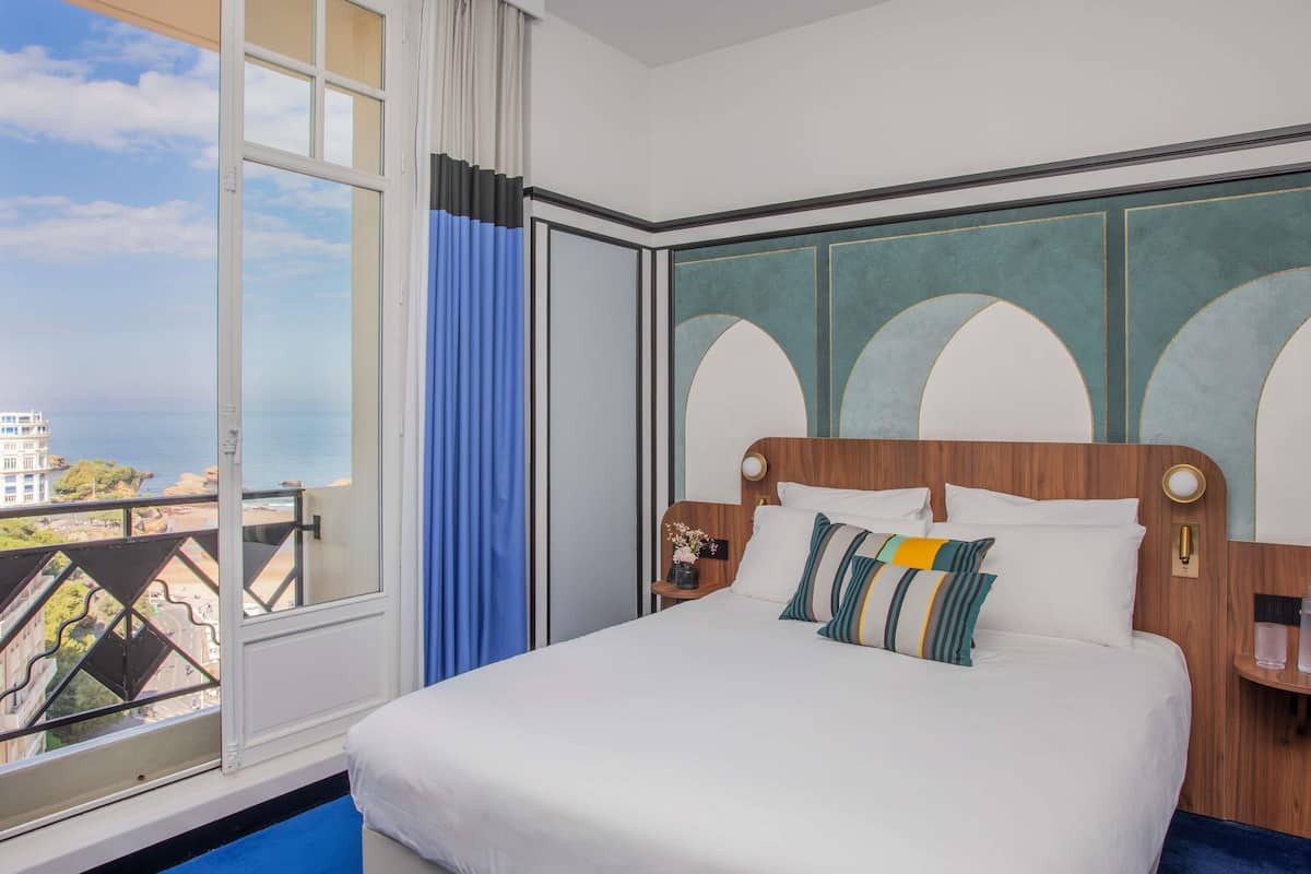 Deluxe Room, 1 Double Bed, Ocean View | Minibar, in-room safe, desk, blackout drapes