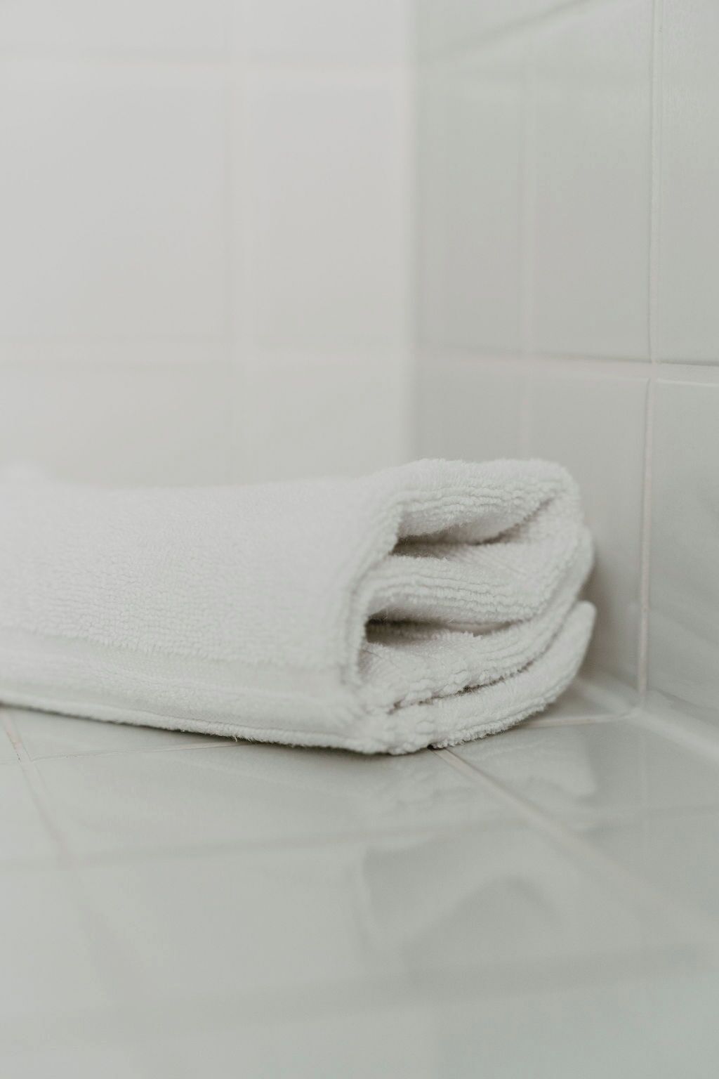 combined shower/bathtub, eco-friendly toiletries, hair dryer, towels