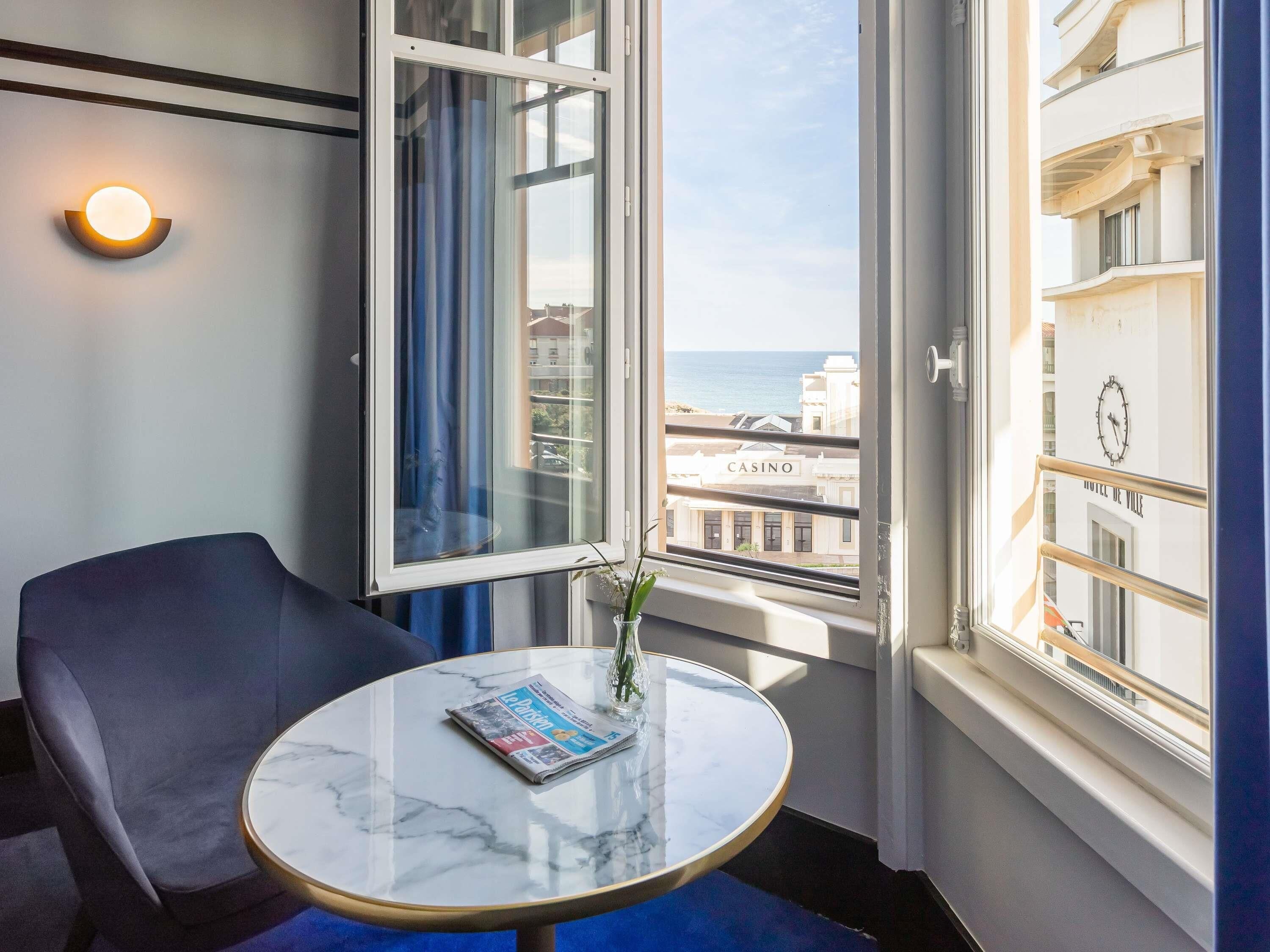 Minibar, caja de seguridad en la habitación y escritorio 