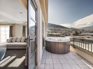 Suite, 1 King Bed, Patio, Lake View (Opera) | Hypo-allergenic bedding, down comforters, minibar, in-room safe