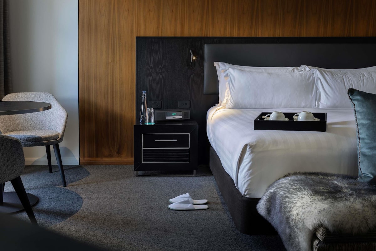 Hypo-allergenic bedding, down comforters, minibar, in-room safe