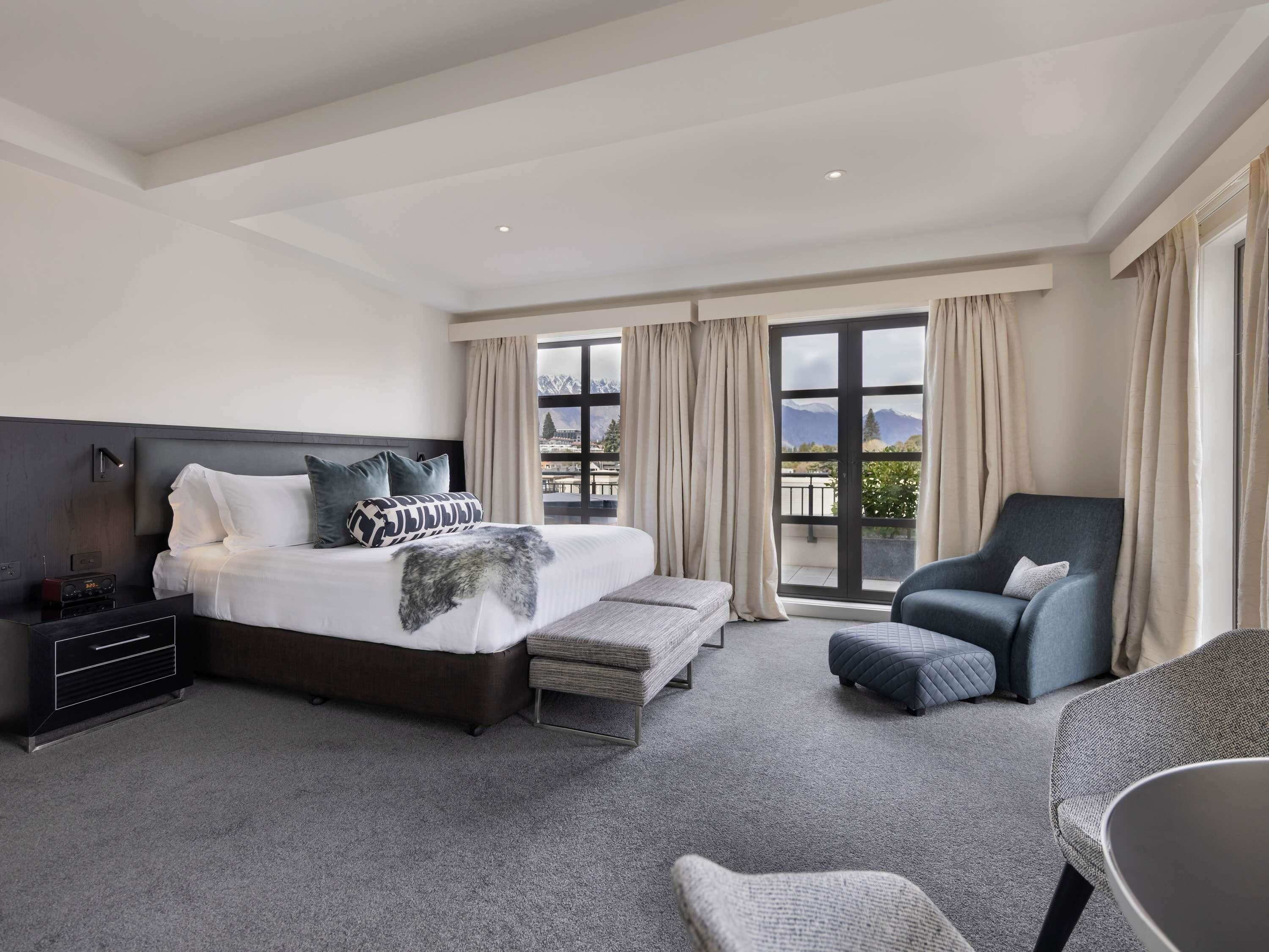 Penthouse, 1 kingsize bed, terras, uitzicht op meer | Hypoallergeen beddengoed, donsdekens, een minibar, een kluis op de kamer