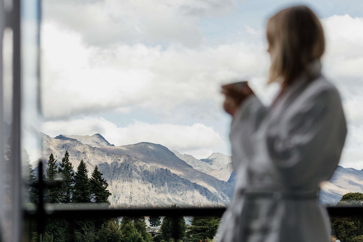 Luxury Room, 1 King Bed, Balcony, Mountain View | Hypo-allergenic bedding, down comforters, minibar, in-room safe