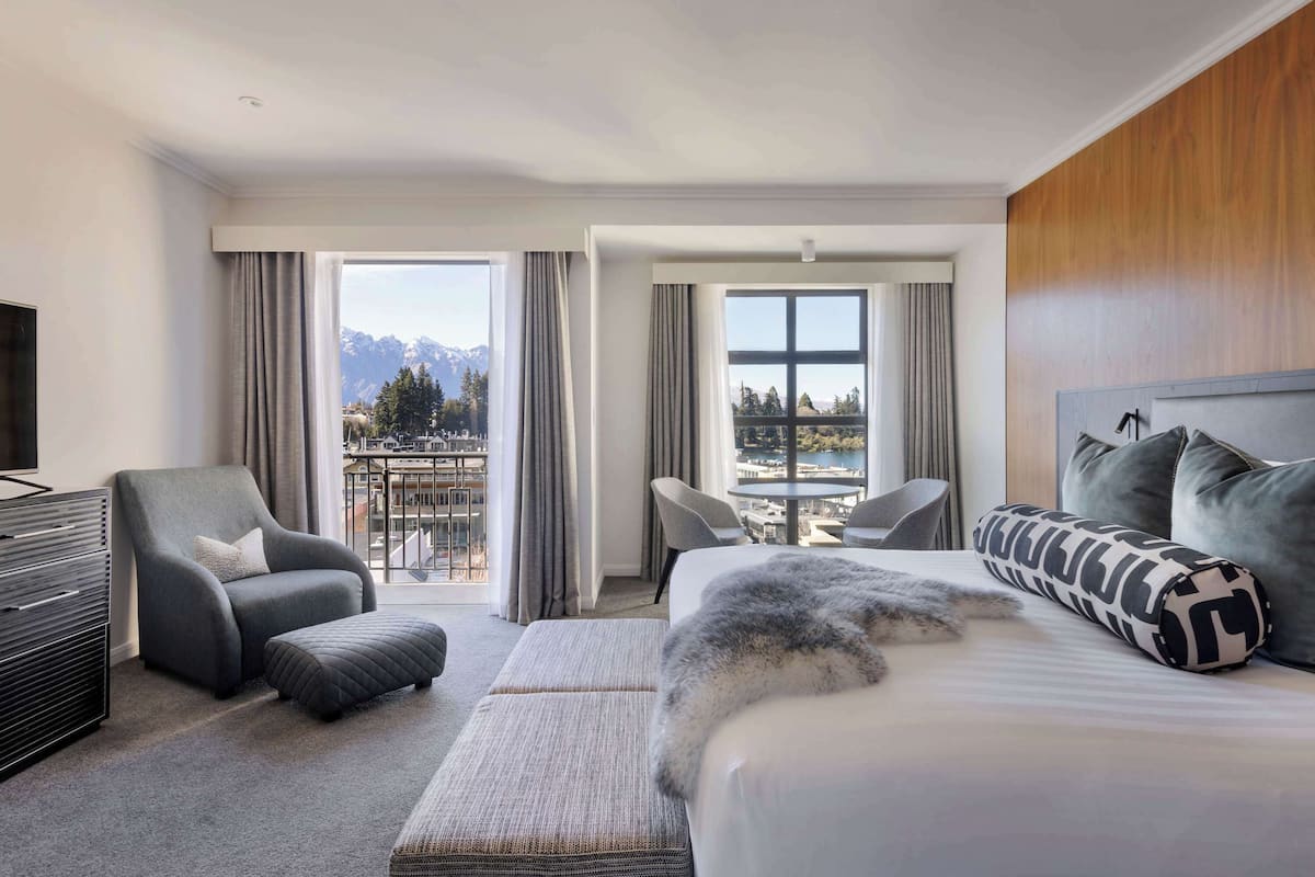 Hypo-allergenic bedding, down duvets, minibar, in-room safe