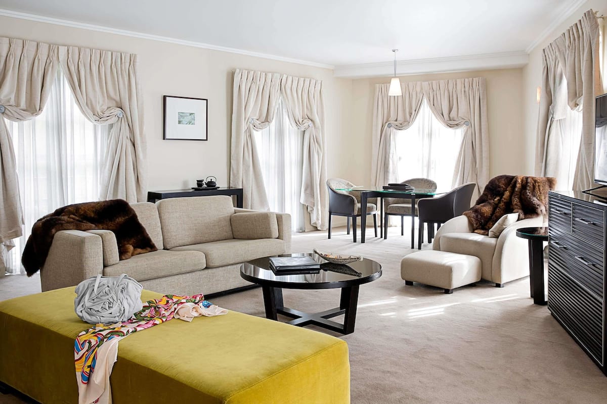 Suite, 1 kingsize bed (Prestige) | Hypoallergeen beddengoed, donsdekens, een minibar, een kluis op de kamer